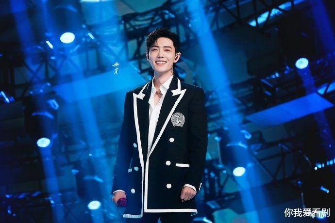 肖战|肖战演唱《让我留在你身边》，他站位的舞台不在央视，颇有深意