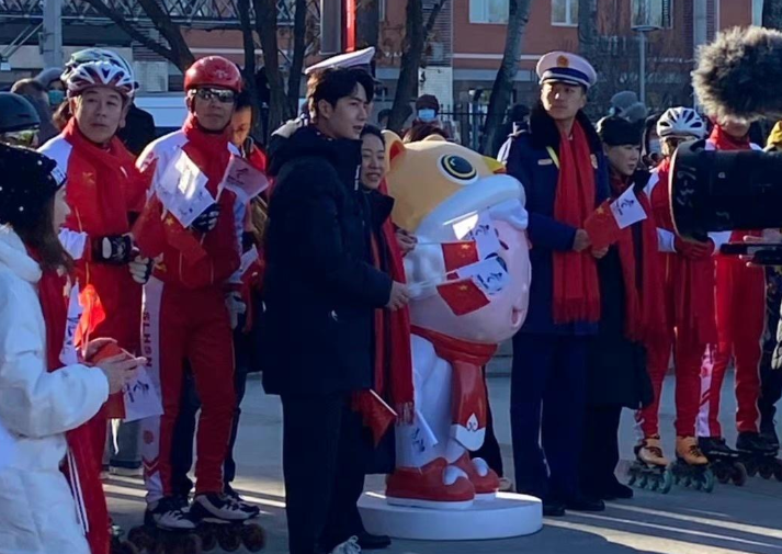 邓丽君|王一博这个生图很优越，身材高挑，小胖脸圆乎乎的很奶气