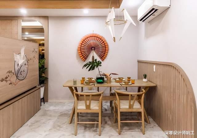 如此看来，小户型装中式风效果也不差，双面电视墙增加彩绘很独特