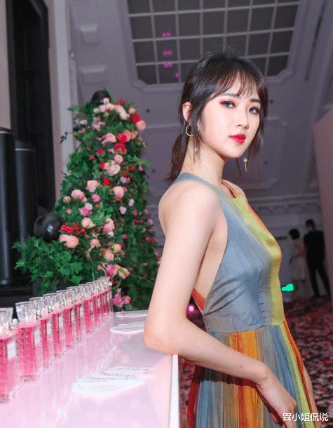 槑小姐侃说|华为千金姚安娜真替老爸长脸，穿彩虹裙华丽高级，豪门出身真不假