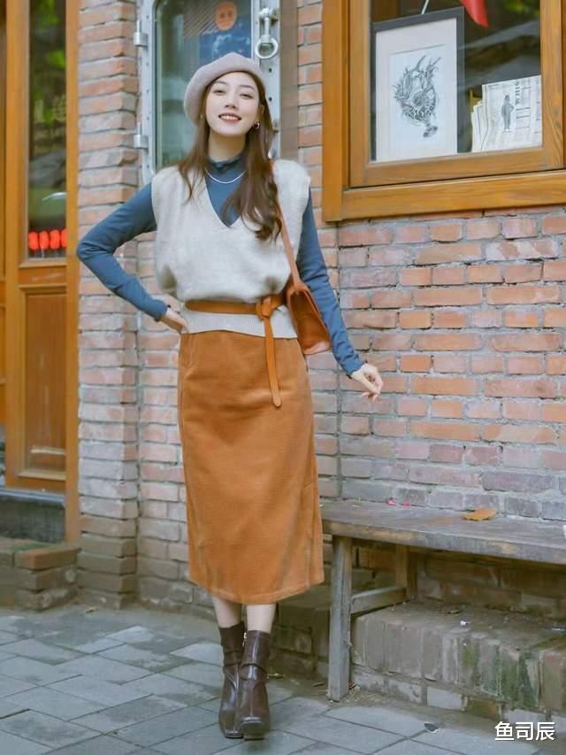 鱼司辰 女生博主秋冬穿搭指南，针织开衫搭配百褶半身裙，高贵优雅又温柔