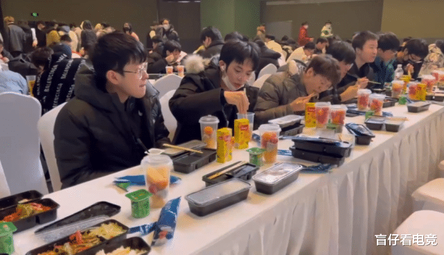 lpl|腾竞也太抠门了！LPL选手集体吃盒饭，LCK选手却在享用牛排龙虾