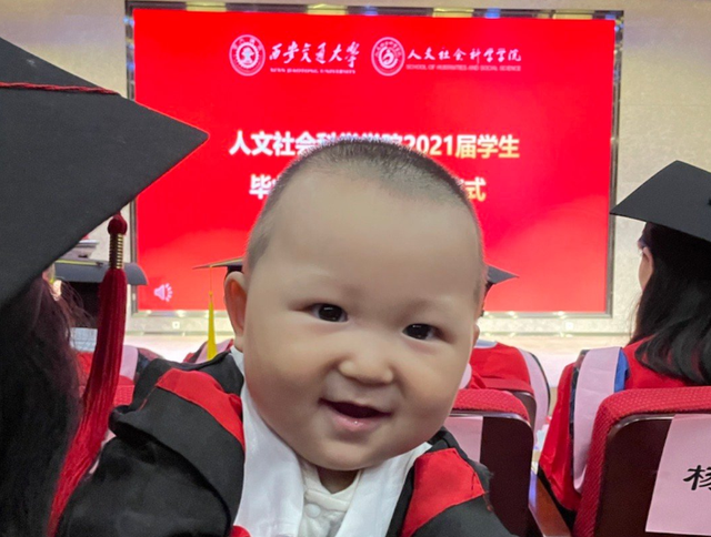 贝贝豆育儿课堂|“最小博士”走红，不到一岁就出席两场毕业礼，出生就赢在起跑线