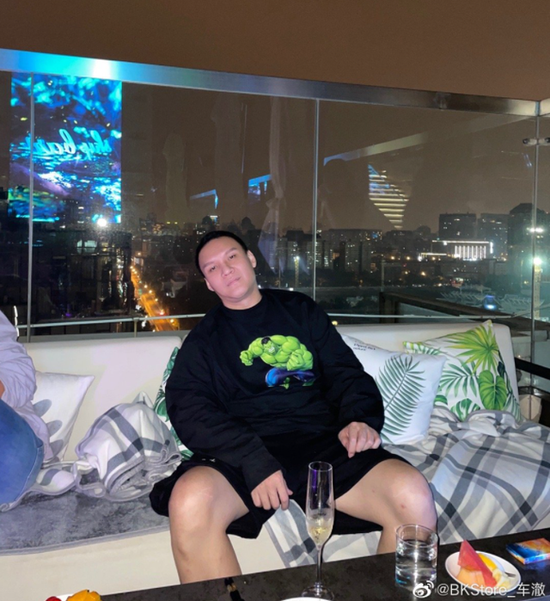 海康威视|爱奇艺副总裁离职冲上热搜，股价直线跳水超6%！网友：他的节目我都看过