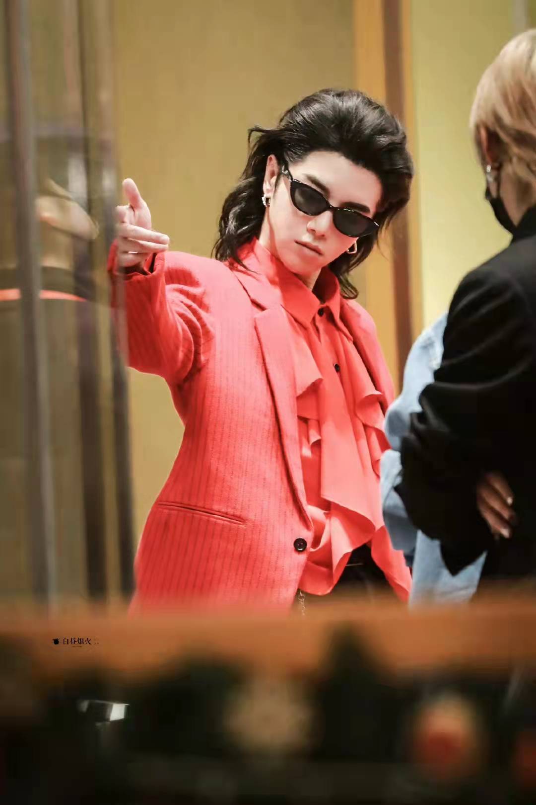 肖战|华晨宇长发背头红西装出席品牌活动，网友直呼：这也太帅了！