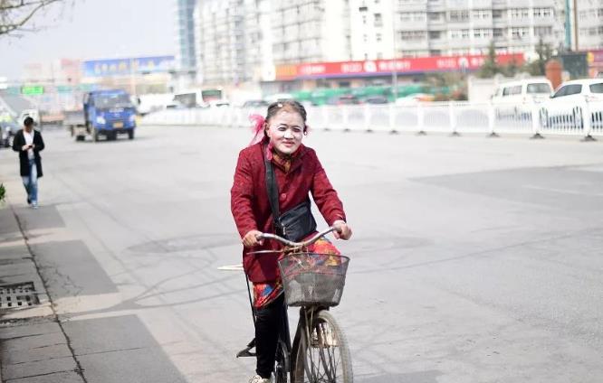 黎美娴|大喜哥走了，沈先生“疯了”：成就与摧毁他们的，是同一种肮脏