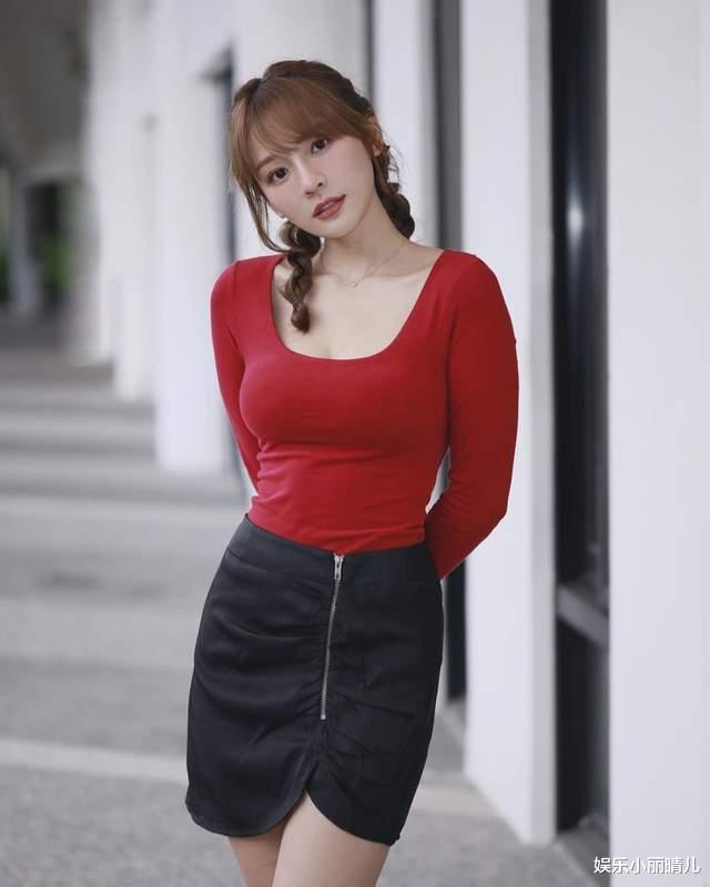 |女网红“林莎”突发居家打扮照，露性感身材让粉丝直呼被美到啦