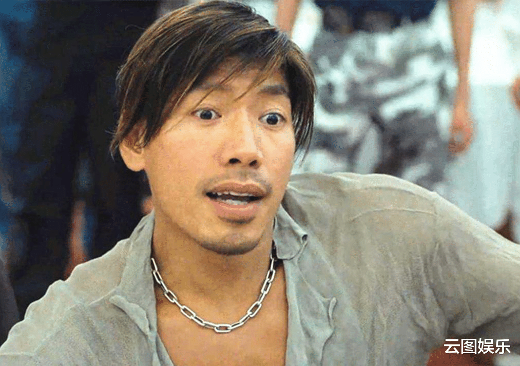 张耀扬|57岁张耀扬现身聚会，搂着富婆唱歌心情好，无名指戴戒指疑好事近