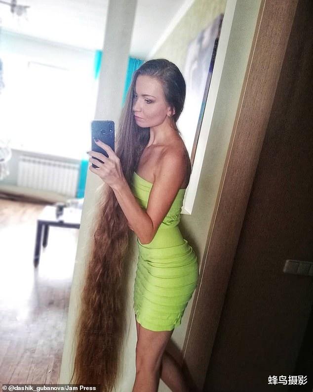 金针菇|俄罗斯女孩17年没剪头发,活成现实版长发公主,保养一次要半天