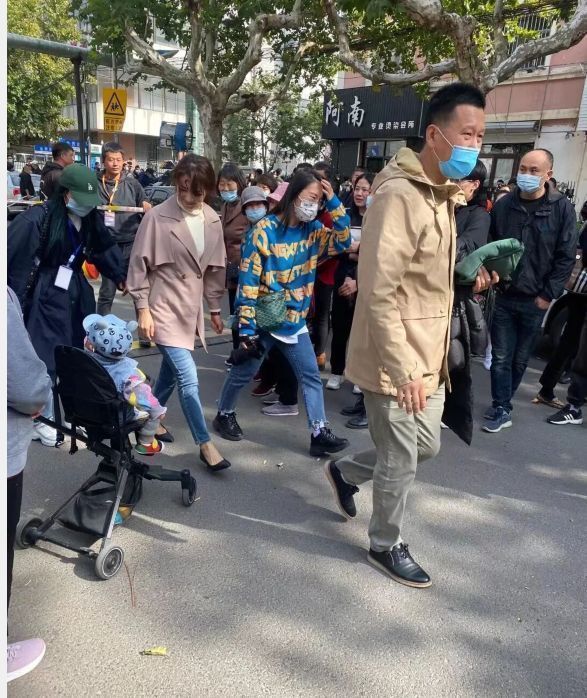 胡歌|刘德华刘涛拍戏被偶遇？刘涛造型像路人，华仔不用替身获赞