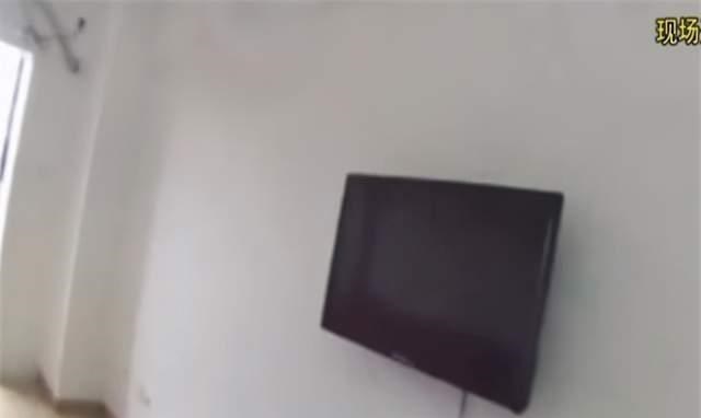 贯丹萱 小伙与女子相恋后失踪 空房间诡异非常 女子跨海大桥上“丢垃圾”