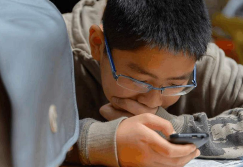 王者荣耀|最“调皮”老师火了，课前打开王者荣耀音效，睡觉的男生动作亮了