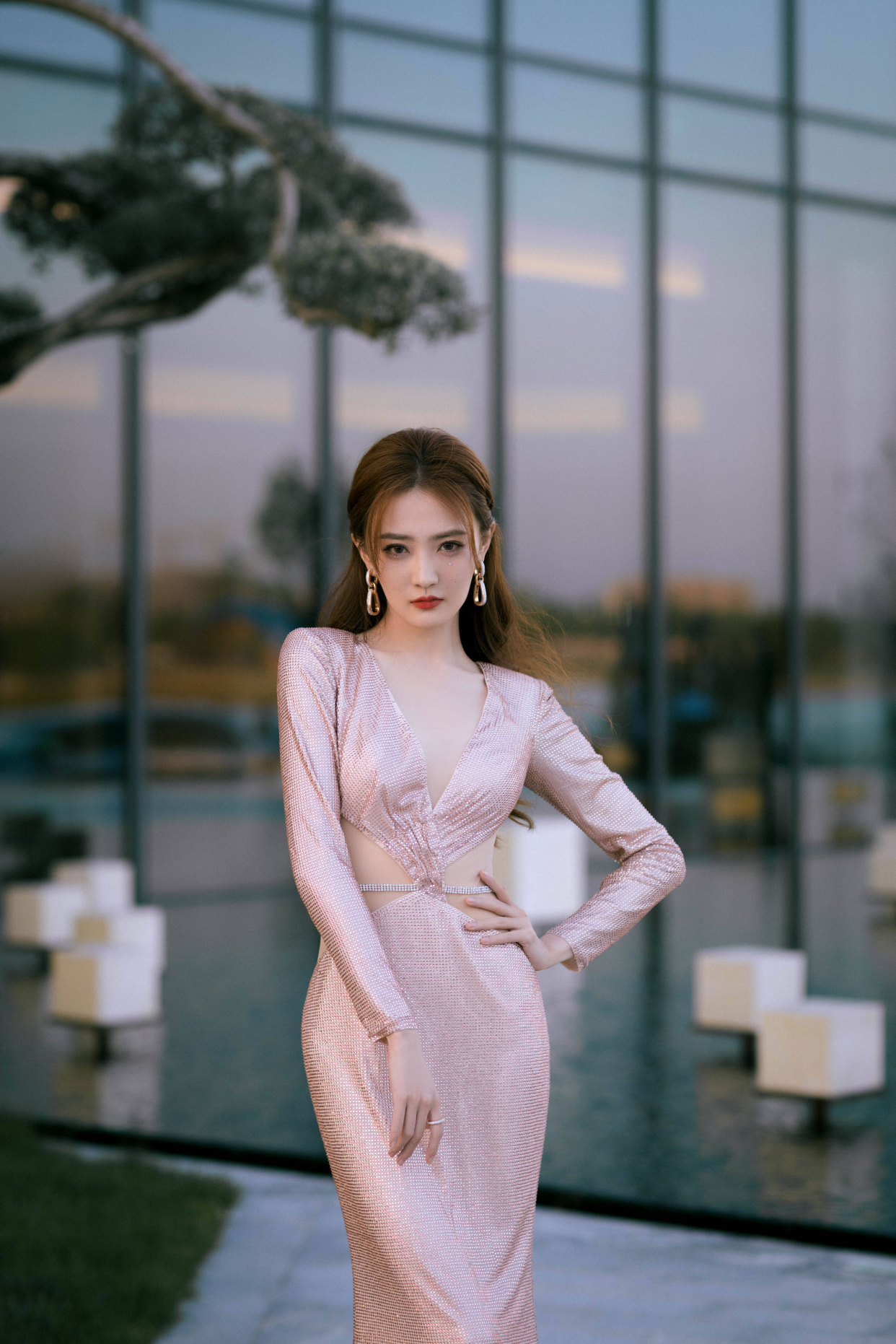 徐璐|徐璐身材真绝了！露背礼裙腰部挖空大秀婀娜比例，皮肤白得发光