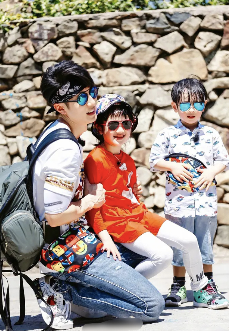 吴尊|吴尊晒《爸爸5》重聚照，NeiNei小泡芙Jasper开心同框，等比例长大
