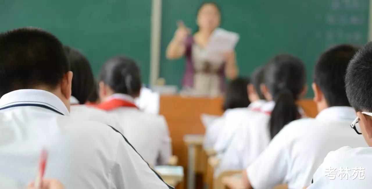 教室|学生夜不归宿，奶奶提棍棒冲进教室“教训”，老师及时制止