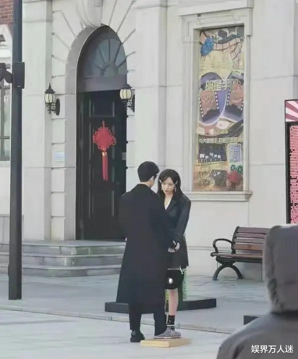 罗云熙|总是坐轮椅出行，拍戏时被对手打到受伤，这个男演员水逆吗？