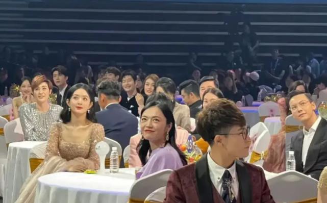 张碧晨|华晨宇女儿正脸被拍，长相犹如翻版张碧晨，2岁已初具女神模样