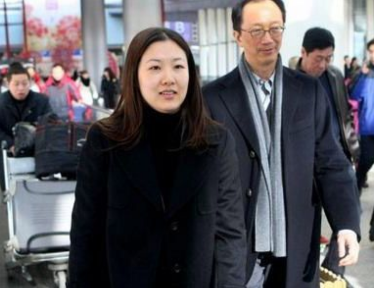 伏明霞|42岁伏明霞近况，为嫁老头不惜与父母断绝关系，今为丈夫拼4胎