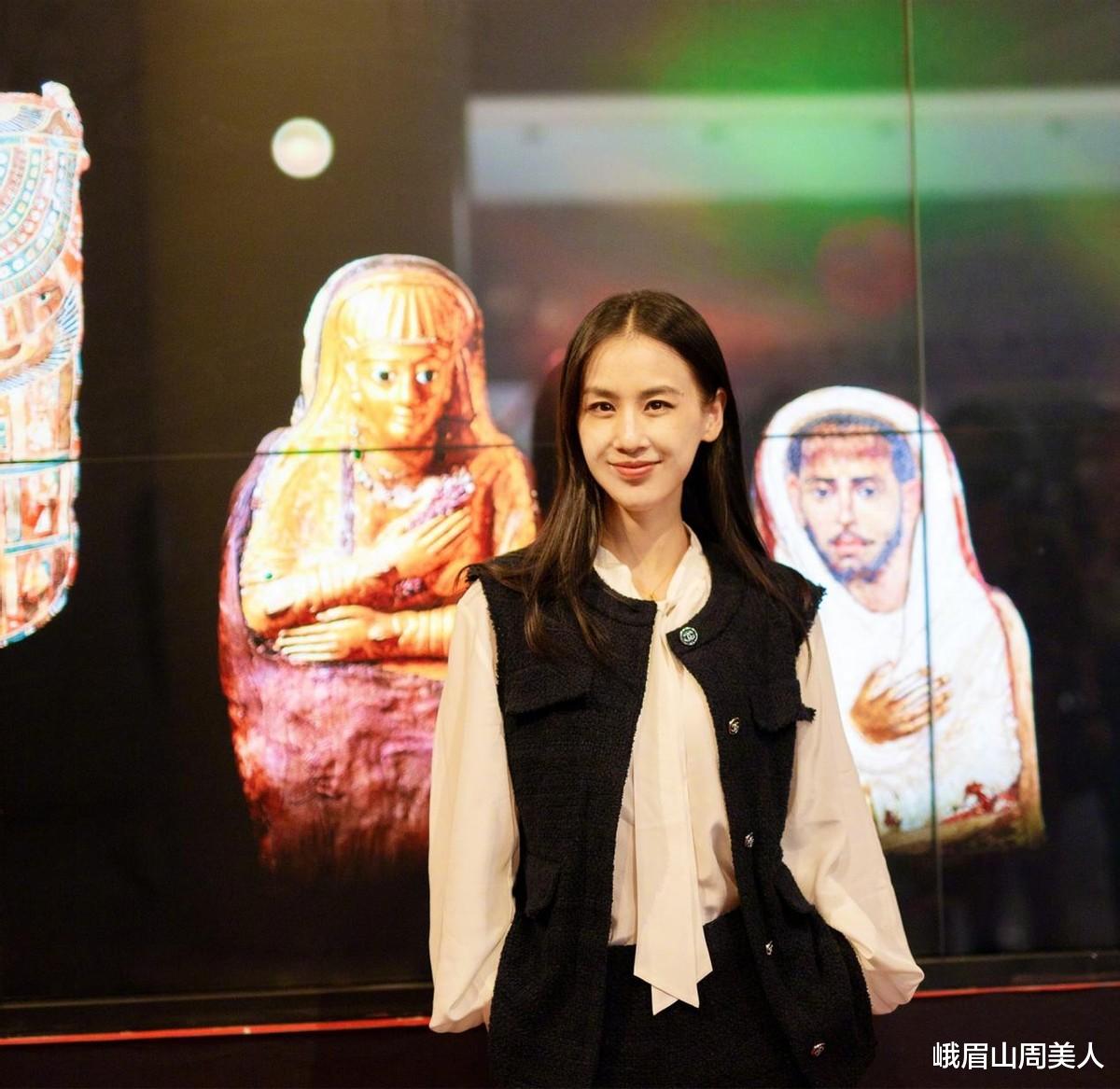 峨眉山周美人|黄圣依不愧是“真阔太”，穿芭比粉缎面裙好妩媚，一般人驾驭不了
