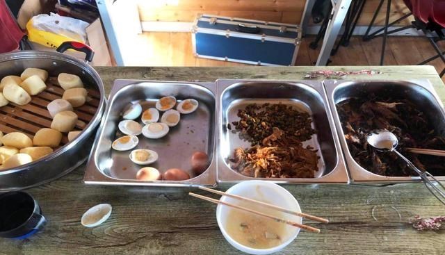 Netflix|吴京晒剧组伙食走红，工作吃饭两不误，网友：太接地气了