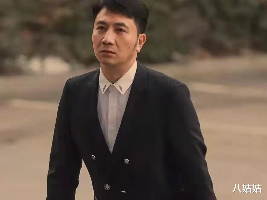 果靖霖|知名演员，妻子患癌在他怀里离世，12年过去他依旧单身