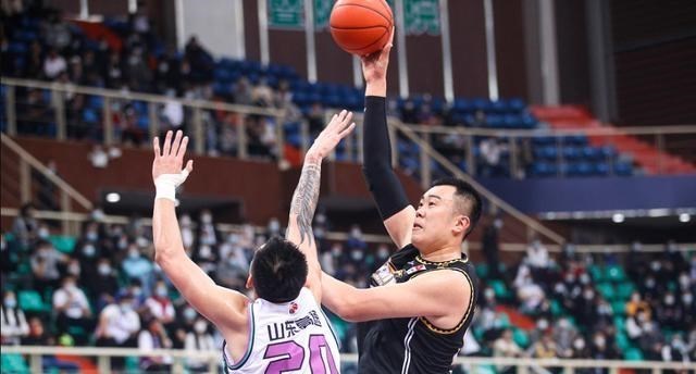 小陈有说 小鲨鱼被骂到破防的背后故事:山东这次被一个选秀球员坑惨了