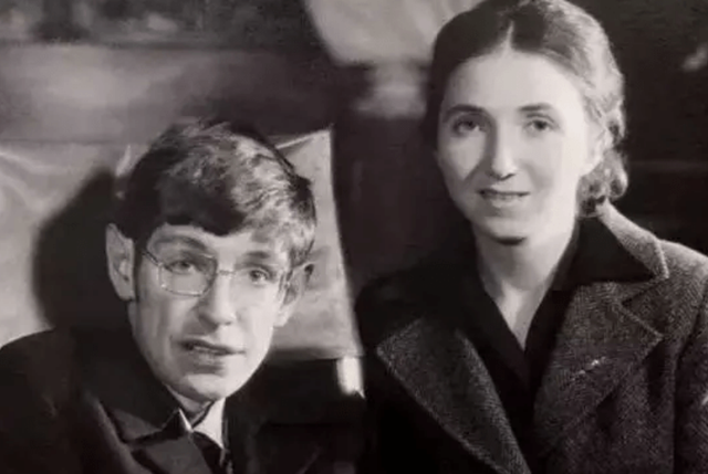 霍金 坐了半个世纪的轮椅，霍金是怎么生下三个孩子的？真相让网友沉默