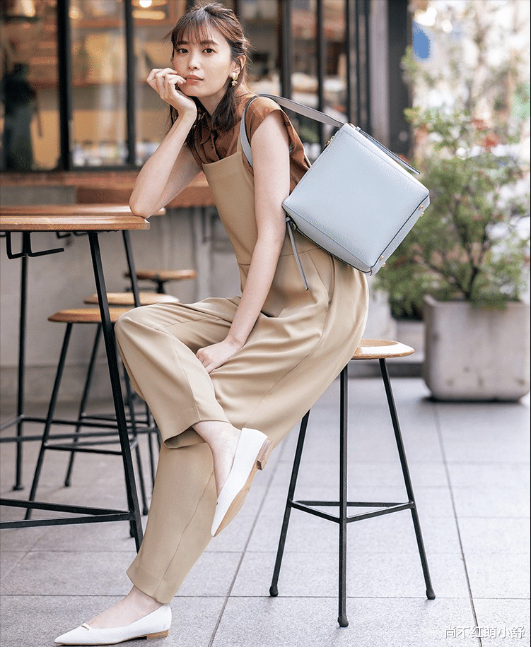 尚不红萌小舒|今年突然火了一种新搭配叫：连体裤+基础上衣，越看越心动