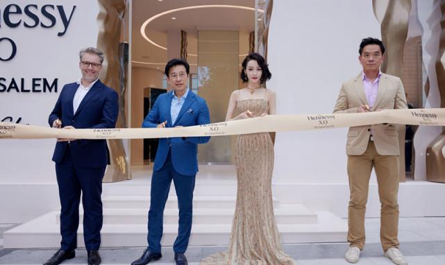 潮流生活方式 迪丽热巴太美了,穿流沙金抹胸裙出席活动,新发型好看吗?