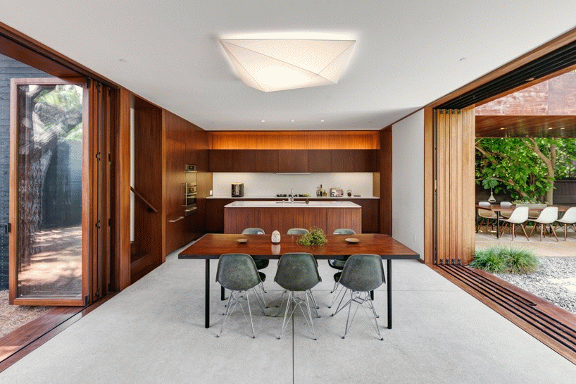 一对夫妻，买了块地，造了个有归属感的家，一起慢慢变老