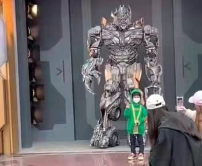 Angelababy|黄晓明全家出游！Baby叠穿衬衫变辣妈超抢眼，小海绵继承爸爸帅气