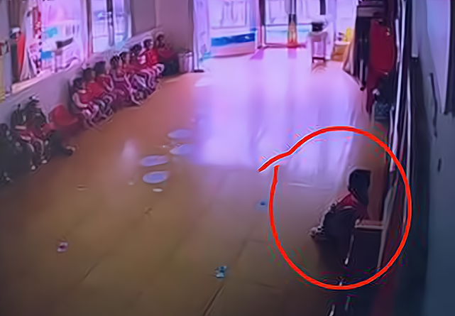 热点微评社 气愤！男孩“猛扇”女童4个耳光，幼儿园：闹着玩呢！