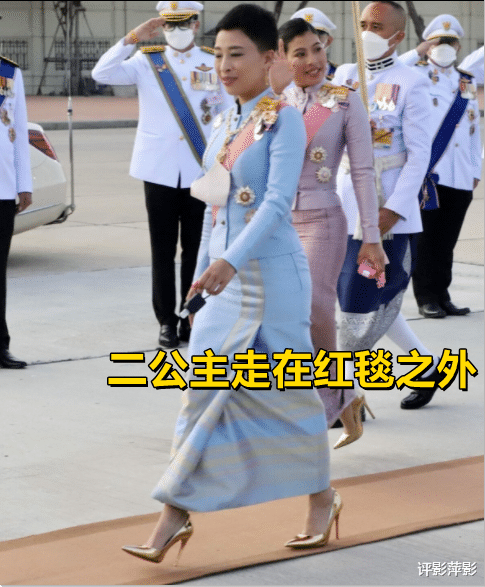 泰国二公主难得归来,王室五口人齐聚,红毯细节却彰显宫廷尊卑