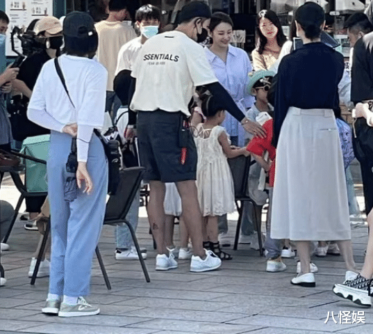 张雨绮|张雨绮露营被偶遇，拿玩具逗小孩玩耍还低头眯眼索吻，好温柔