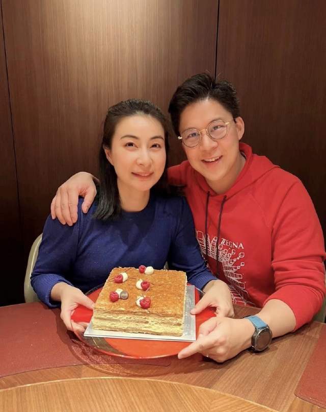 郭晶晶|40岁郭晶晶罕穿汉服！造型清纯气质佳，获众人簇拥霍启刚却被忽视