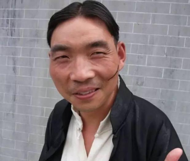 周星驰|因长得太“坏”被周星驰发掘，每天片酬2000元，在横店买车又买房