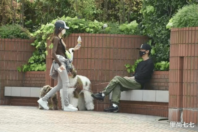 木村拓哉|木村拓哉父女遛狗，未修图脸瘦得太显老，长女和妈妈有同款O型腿