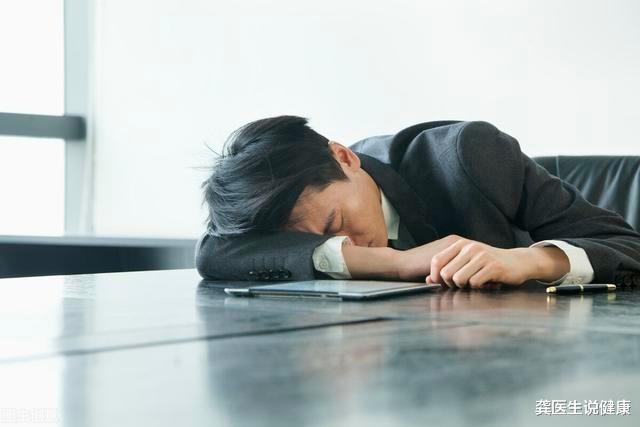 龚医生说健康 63岁大叔连睡7天懒觉，突发脑梗入院，医生：别不在意“这4信号”