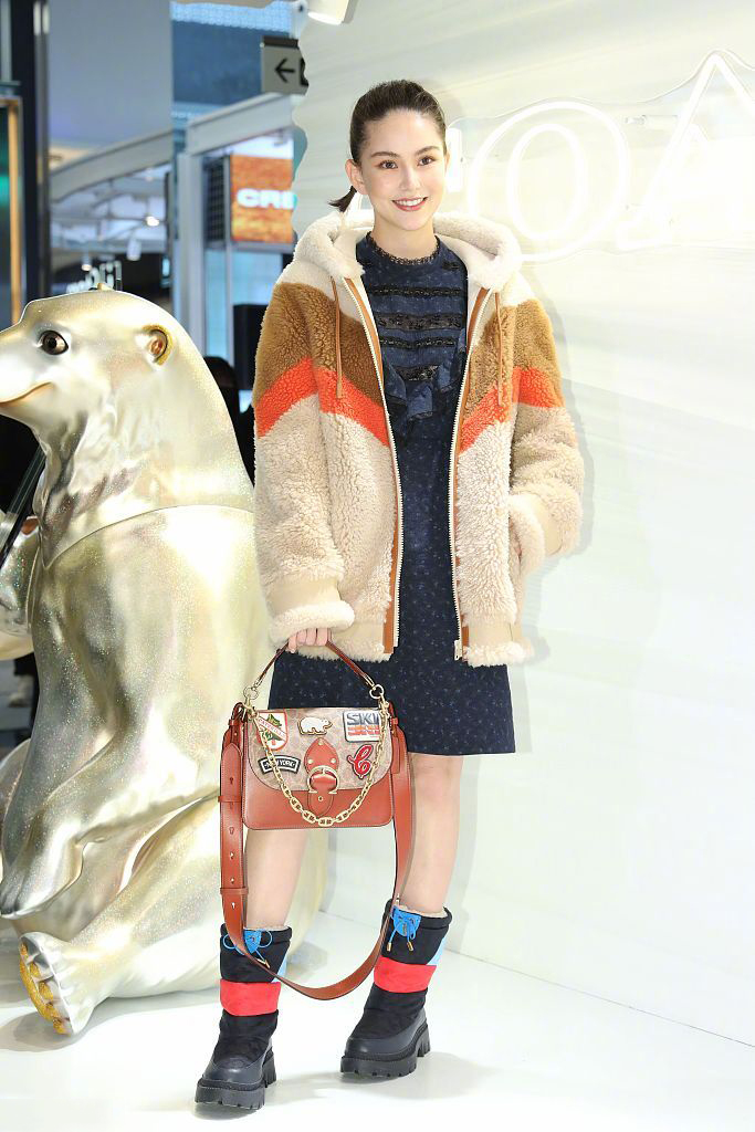 昆凌|昆凌受伤后高调亮相，毛绒外套温柔甜美，果然是被天王宠爱的娇妻！