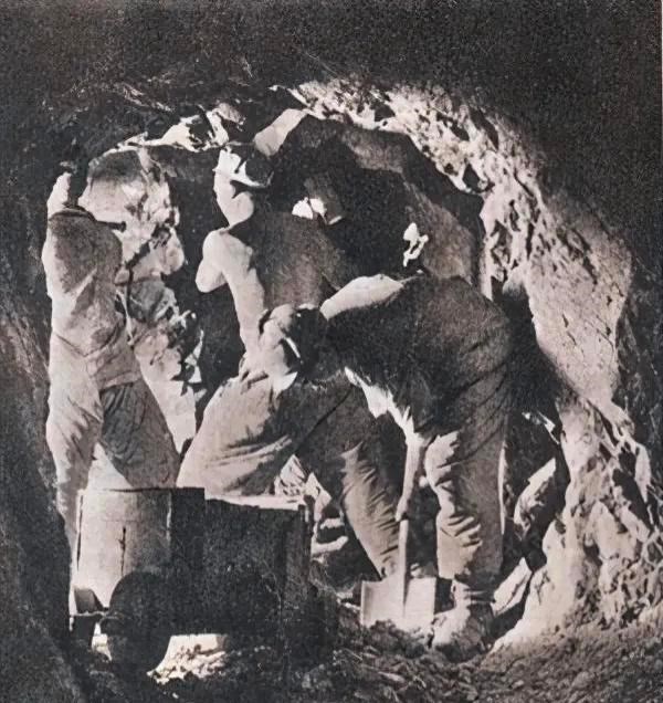 |二战中，当一支行军中的部队遭遇突袭时，士兵会不会现挖战壕？