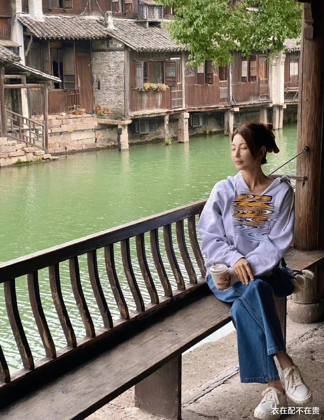 面霜 张雨绮用不着往嫩里穿，卫衣配牛仔裤就挺有少女感，素一点也很美