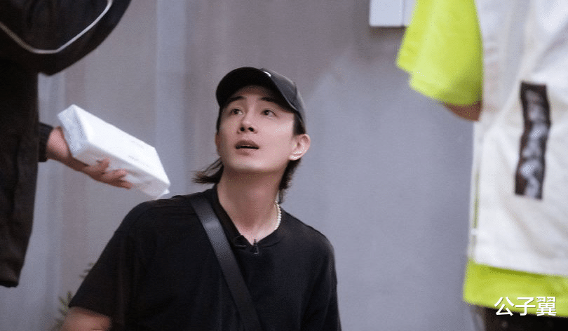 钟镇涛|《披哥》：戚薇不让李承铉出门是对的，养成系老公太抢手了