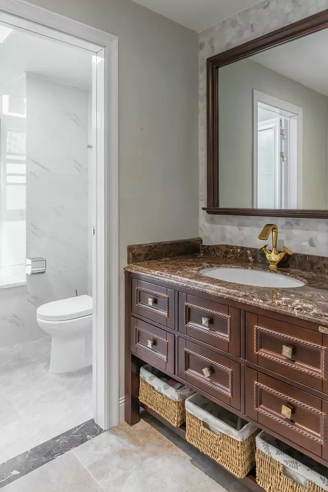 参观同事130平新房,餐厅巧设不规则卡座,让人耳目一新