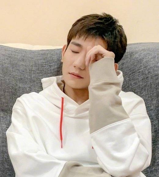 王源|王源睡觉忘关手机，睡颜被拍得一清二楚，脖子红印记好明显