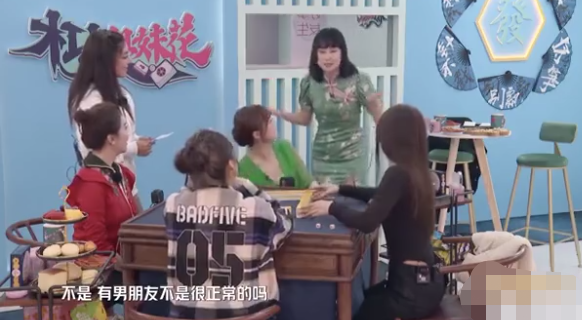 周星驰|黄龄与男友深夜约会，车内相拥热吻，手从男友头发抚摸到下巴