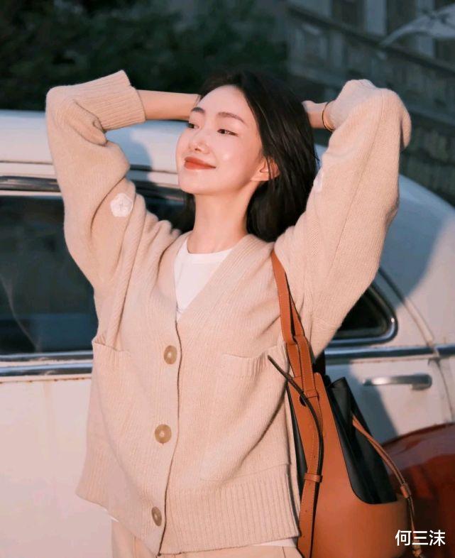 何三沫|针织衫虽然很简约，却能穿出温柔的气质，很适合作为秋装