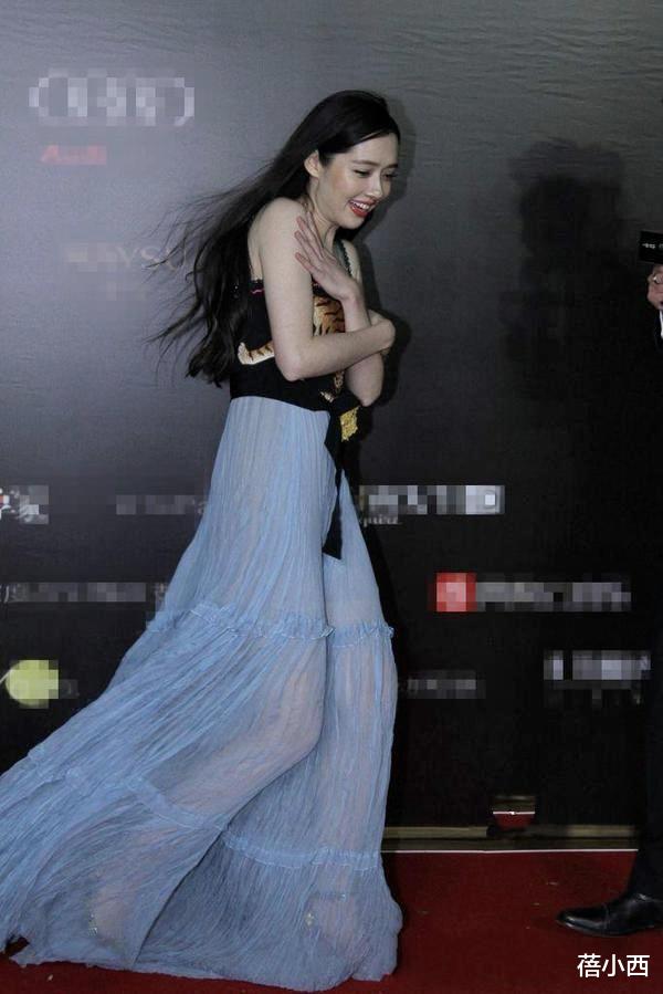 蓓小西|“郭碧婷”都嫁给豪门了还这么拼,穿吊带连衣裙亮相,又美出圈了