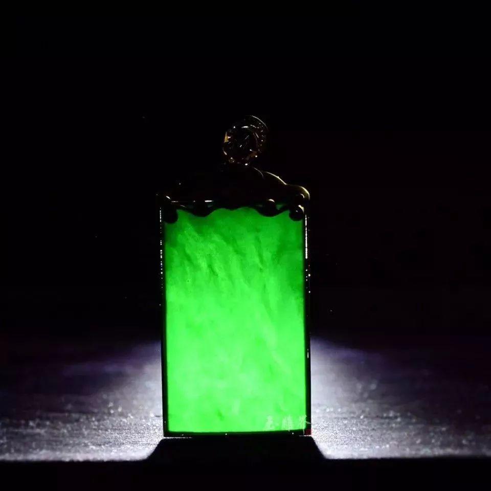 翡翠|漆黑外表下的绿意盎然，会变色的翡翠你爱了吗？