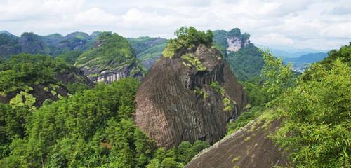 |福建武夷山内一奇特景点，为亚洲最大石头，高600米像山峰