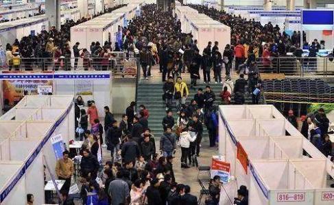 求职|40多岁的男人招聘会找工作：中年危机下，不“丢人”才能有出路